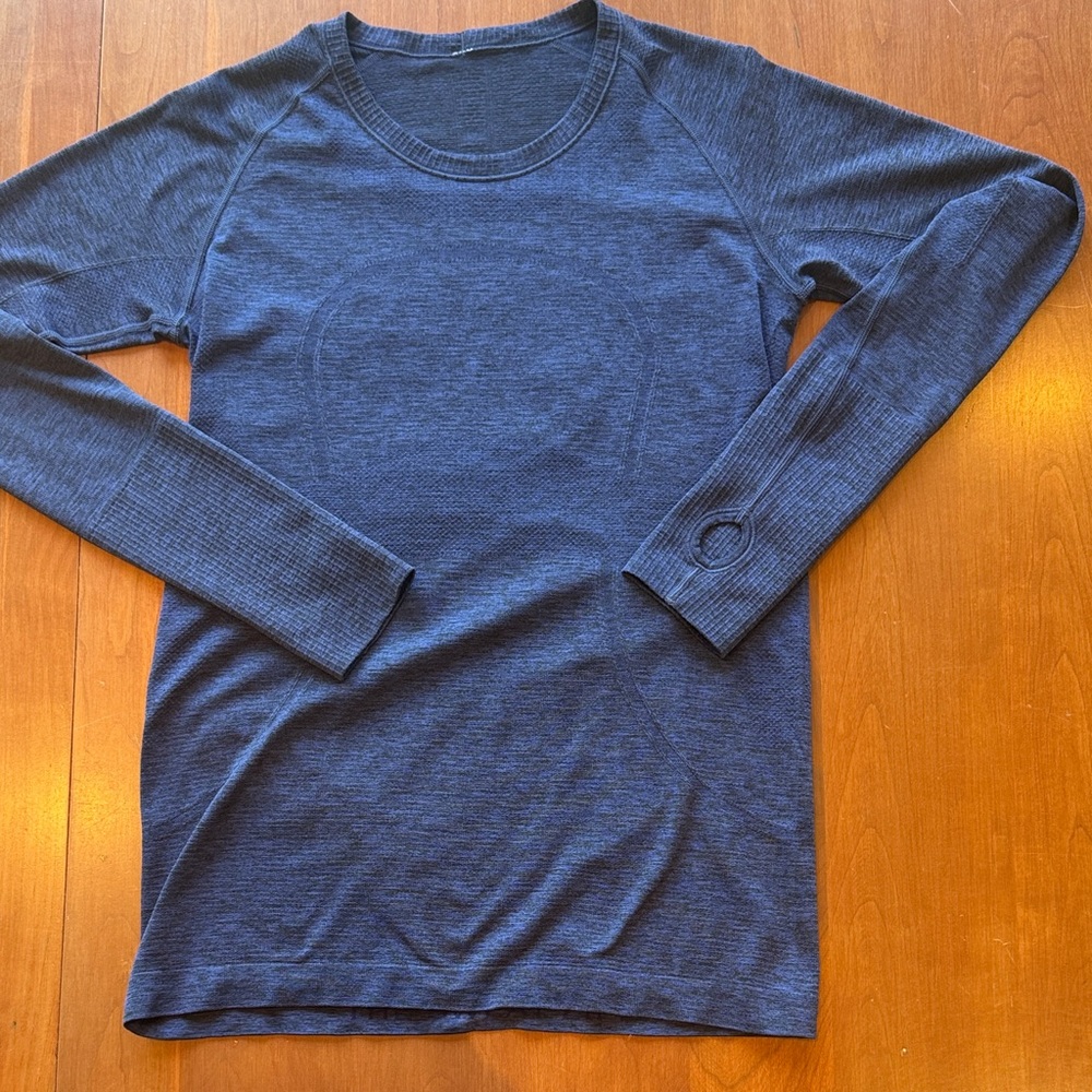 Lululemon Women’s long sleeved Swiftly size 10 heathered blue color.